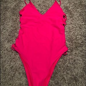 New- Never Worn Swimsuit! Peekaboo side detail👌🏻